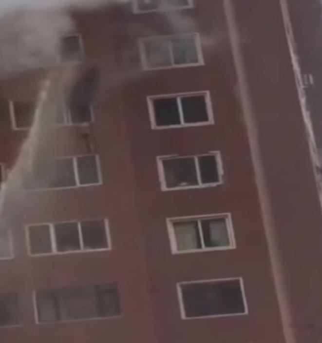 Çin'de evi yanan kadın pencere kenarında yardım çığlıkları attı - Resim: 3