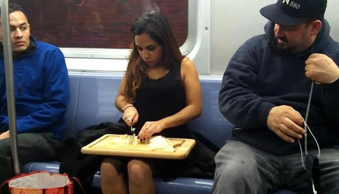 Metroya bu kıyafetle binilmez ki... - Resim: 3