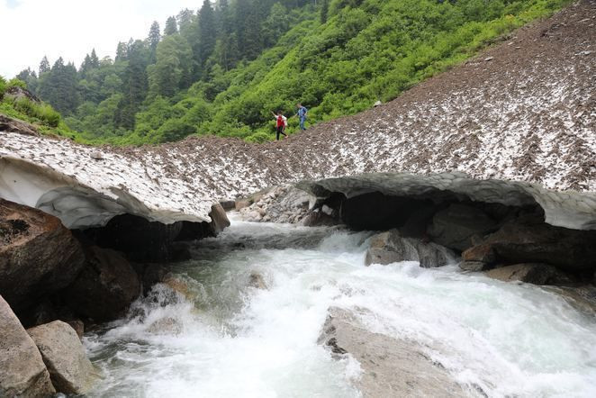 Rize'deki Ayder Yaylası'nda çığ kütlesinde tehlikeli selfie! - Resim: 1