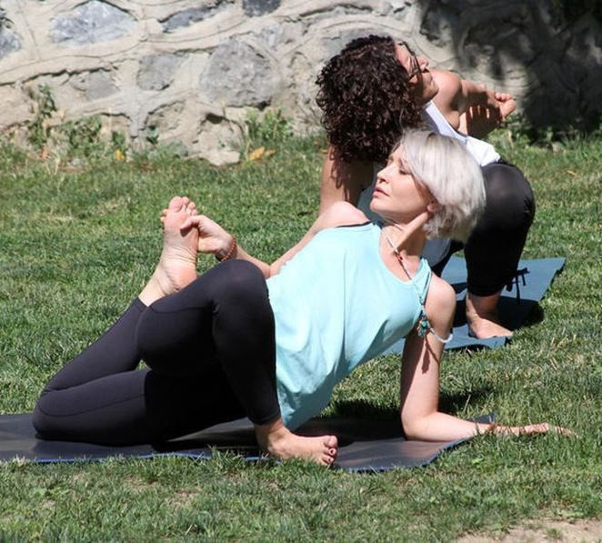 Çocuklar Duymasın'ın Tutku'su meraklı bakışlara aldırmadan yoga yaptı - Resim: 2