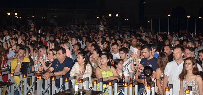 Demet Akalın vantilatörlerin azizliğine uğradı sahnede zor anlar yaşadı - Resim: 2