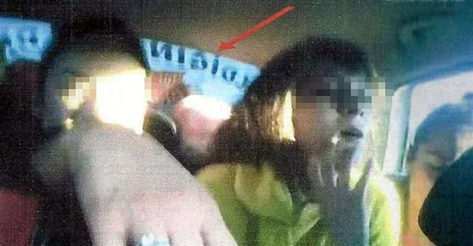 4 üniversiteli kız, arkadaşlarını taksiye bindirip... - Resim: 1