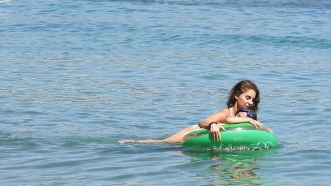 42 yaşında ve 2 çocuk annesi! Fiziğiyle mest etti - Resim: 1