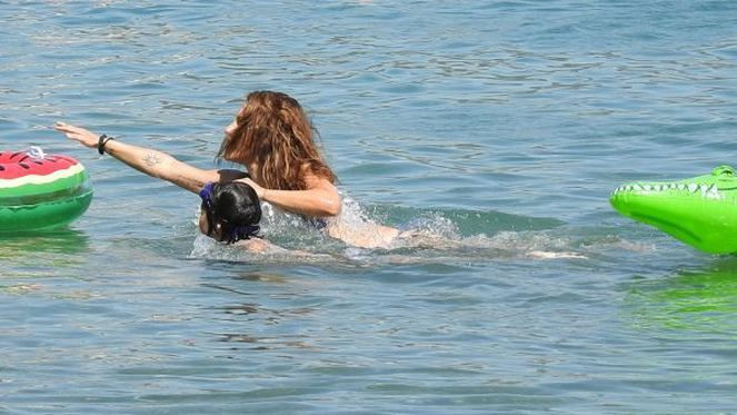 42 yaşında ve 2 çocuk annesi! Fiziğiyle mest etti - Resim: 2