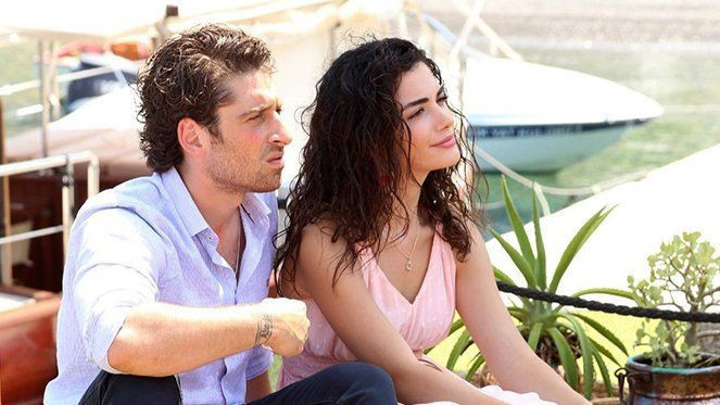 Uzak Şehrin Masalı İçimizden Biri İkimizin Sırrı'na fark attı! Reytingde zirve bakın kimin - Resim: 3