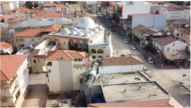 Caminin minaresi yıkıldı apartmanı böyle ikiye böldü - Resim: 3