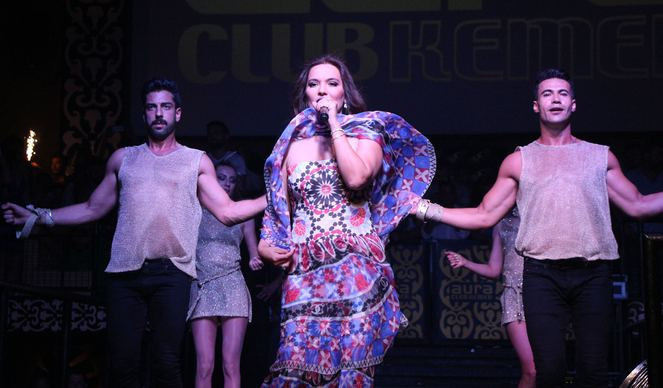 Demet Akalın vantilatörlerin azizliğine uğradı sahnede zor anlar yaşadı - Resim: 4