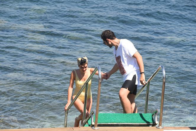 Cem Belevi panikledi Tişörtünü çıkarmaktan vazgeçti - Resim: 3