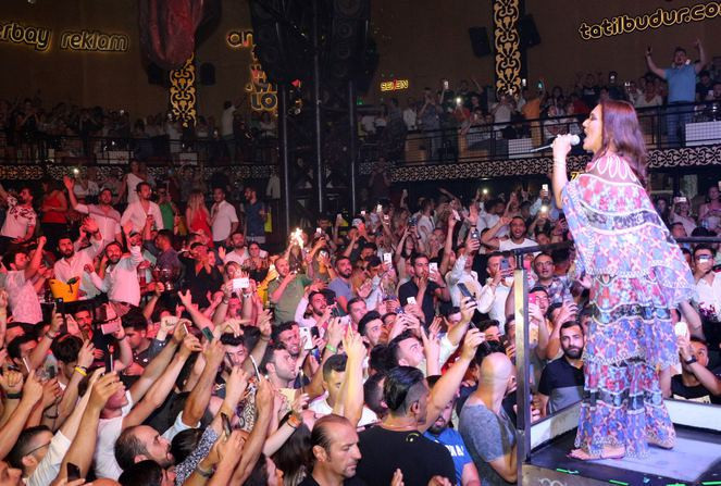 Demet Akalın vantilatörlerin azizliğine uğradı sahnede zor anlar yaşadı - Resim: 1