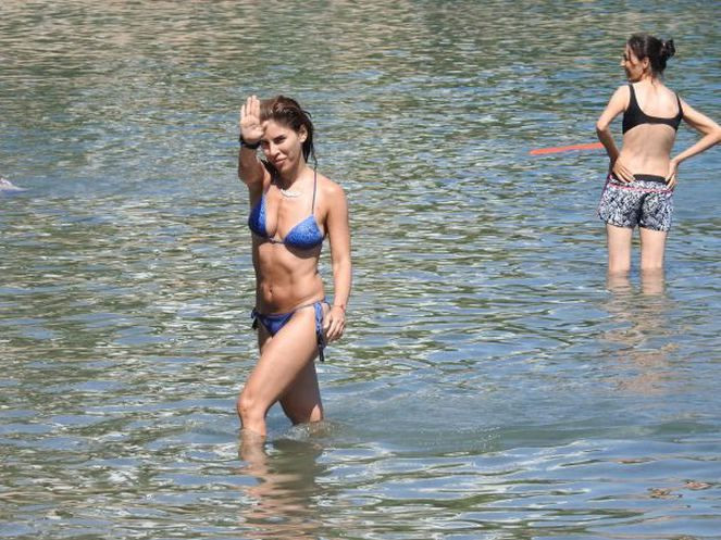 42 yaşında ve 2 çocuk annesi! Fiziğiyle mest etti - Resim: 4