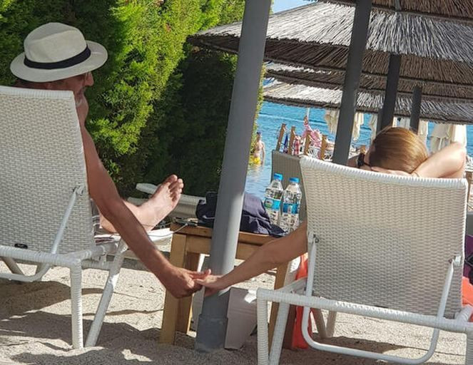 Beşinci evliliğini yapmıştı! Cem Özer başka bir kadınla el ele görüntülendi! - Resim: 4