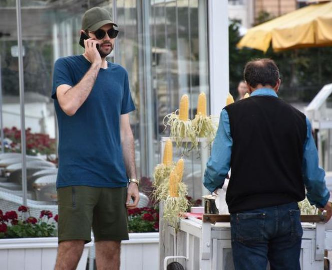 60 bin dolarlık ceketiyle olay olmuştu! Mısırcıyla pazarlık yaparken görüntülendi - Resim: 4