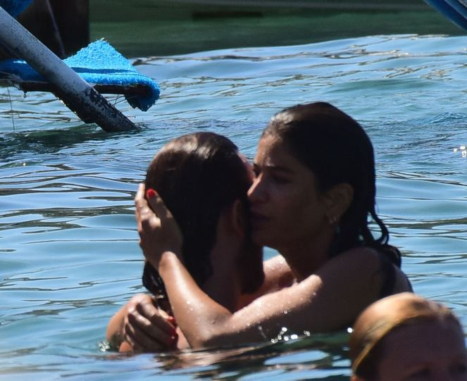 Denizde romantizm Berrak Tüzünataç öpmelere doyamadı! - Resim: 1