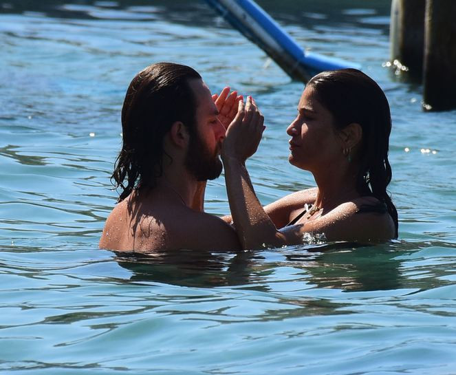 Denizde romantizm Berrak Tüzünataç öpmelere doyamadı! - Resim: 4