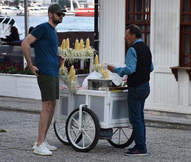 60 bin dolarlık ceketiyle olay olmuştu! Mısırcıyla pazarlık yaparken görüntülendi - Resim: 1