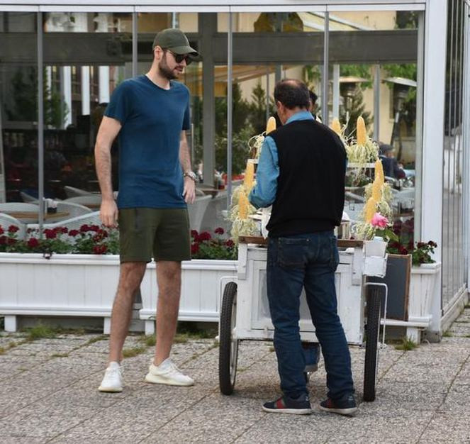 60 bin dolarlık ceketiyle olay olmuştu! Mısırcıyla pazarlık yaparken görüntülendi - Resim: 3