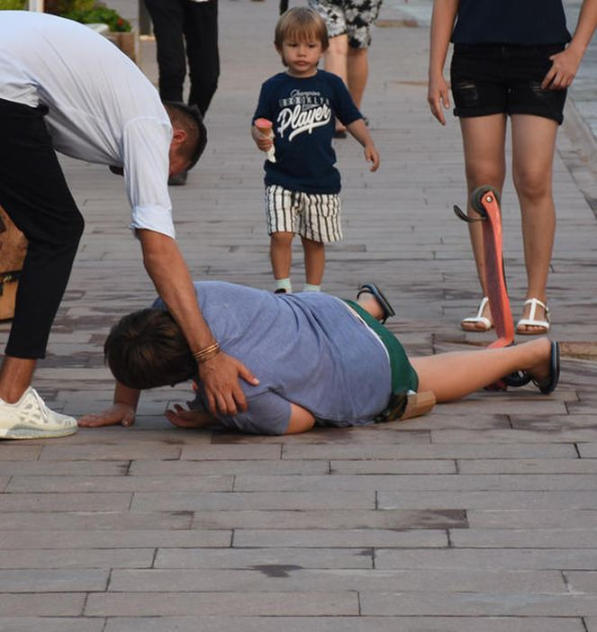 Kaya Çilingiroğlu tatilde ama yolda giderken bir anda yere kapaklandı - Resim: 4