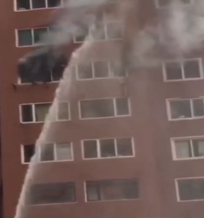 Çin'de evi yanan kadın pencere kenarında yardım çığlıkları attı - Resim: 4