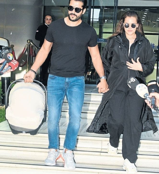 Fahriye Evcen ve Burak Özçivit'ten Karan bebek için teklif iddiasına cevap - Resim: 1