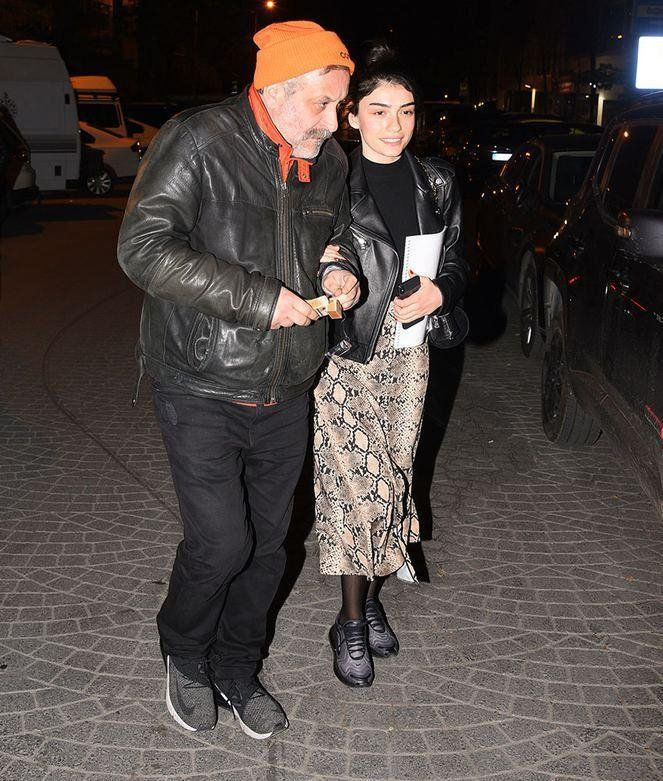 Kendisinden 19 yaş büyük aşkı Onur Ünlü ile dudak dudağa yakalandı! Hazar Ergüçlü'ye bakın - Resim: 1