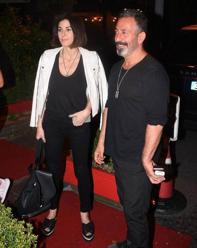 Bu kadın 46 yaşında olamaz! Defne Samyeli beyaz bikinisiyle şov yaptı - Resim: 1