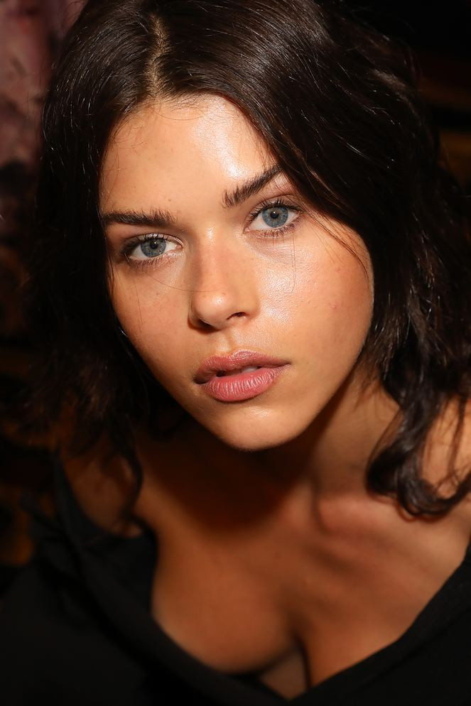 'Catwalk prensesi'nden olay dekolte! Galaya damga vurdu - Resim: 4