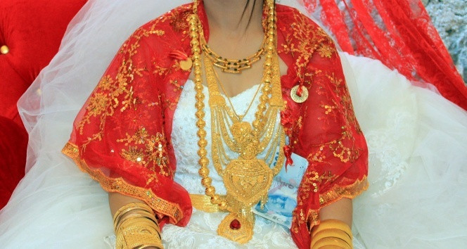 Aşiret düğününde geline takılan altınlar şoke etti - Resim: 4