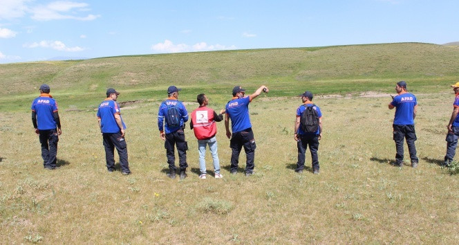 Kayıp Leyla'yı ararken mezarlıkta dikkat çeken detay! - Resim: 2