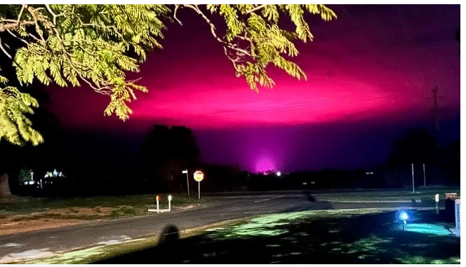 'Kıyamet kopuyor' sandılar gökyüzü bir anda pembeye döndü gerçek meğer... - Resim: 2