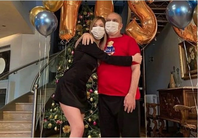 Mehmet Ali Erbil kızı Yasmin'in doğum günü için pozlar verdi dekolteyi sansürledi - Resim: 1