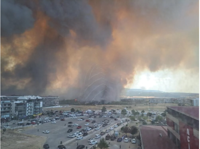 Çanakkale'deki orman yangını çok büyük boğaz kapatıldı üniversite boşaltıldı - Resim: 1
