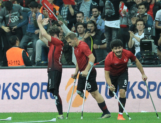 Demet Akalın'dan 'helal olsun' dedirten kıyak - Resim: 1