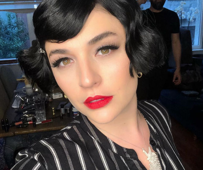 Gonca Vuslateri sütyensiz dekolteli pozunu paylaştı takipçilerinin ağzı açık kaldı - Resim: 1