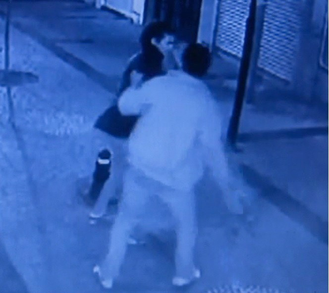 Kız arkadaşını herkesin gözü önünde... - Resim: 1