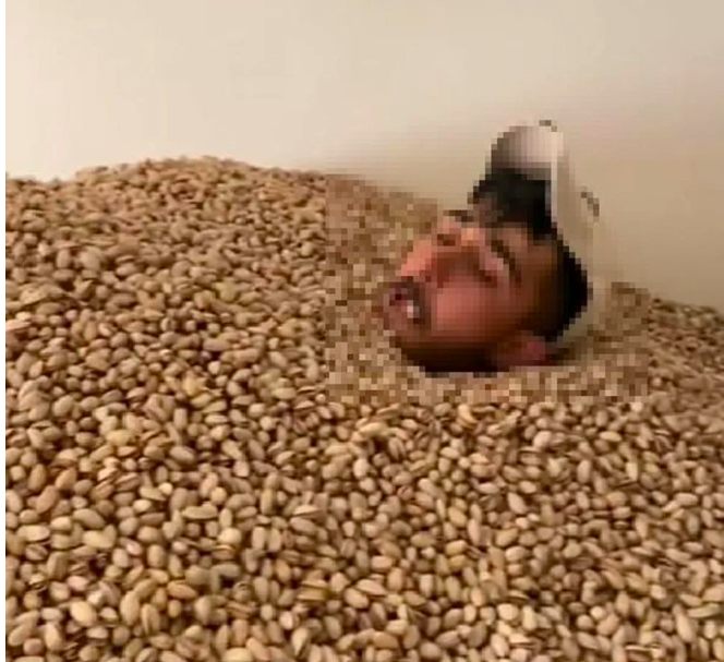 Fıstıkların içinde yüzdü yetmez gibi tükürdü! Fıstık deposunda rezillik - Resim: 3