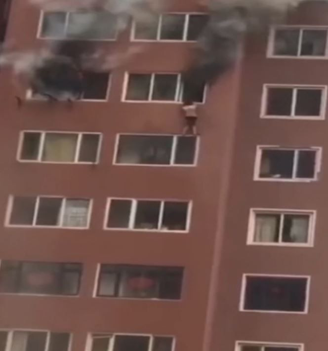 Çin'de evi yanan kadın pencere kenarında yardım çığlıkları attı - Resim: 2