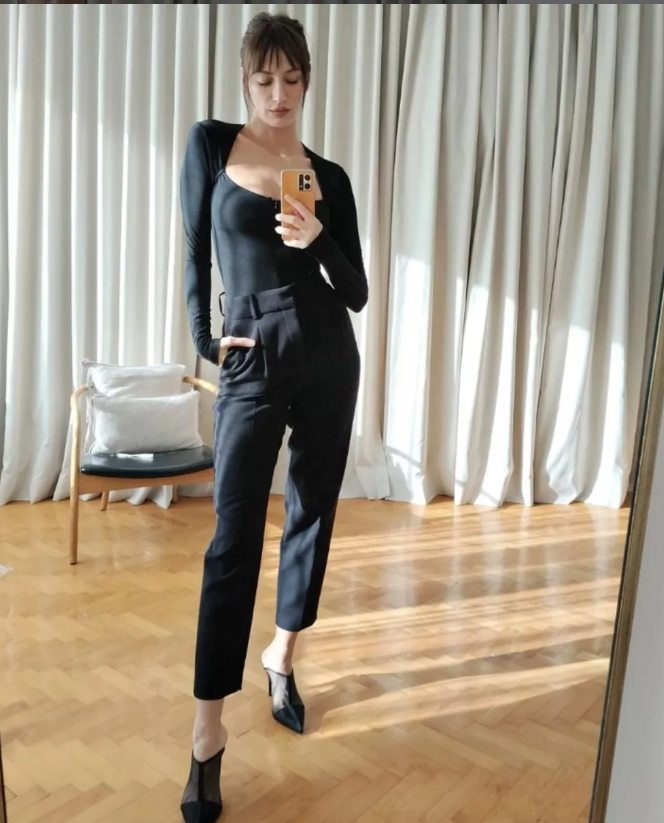 Didem Soydan'dan ayna karşısında poz! Derin yırtmacıyla frikik vermekten kaçamadı! - Resim: 2