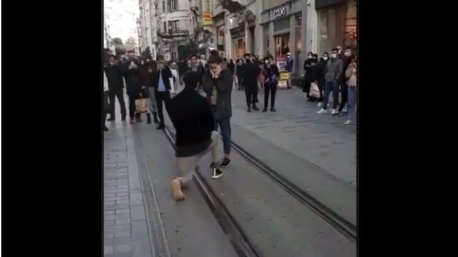 İstiklal'de Nisa Bölükbaşı'na Barış Murat Yağcı evlilik teklifi etti cevabı ise üzdü - Resim: 4