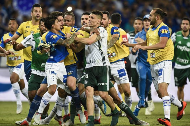 Fitili Melo ateşledi maç bitti yumruklar konuştu - Resim: 2