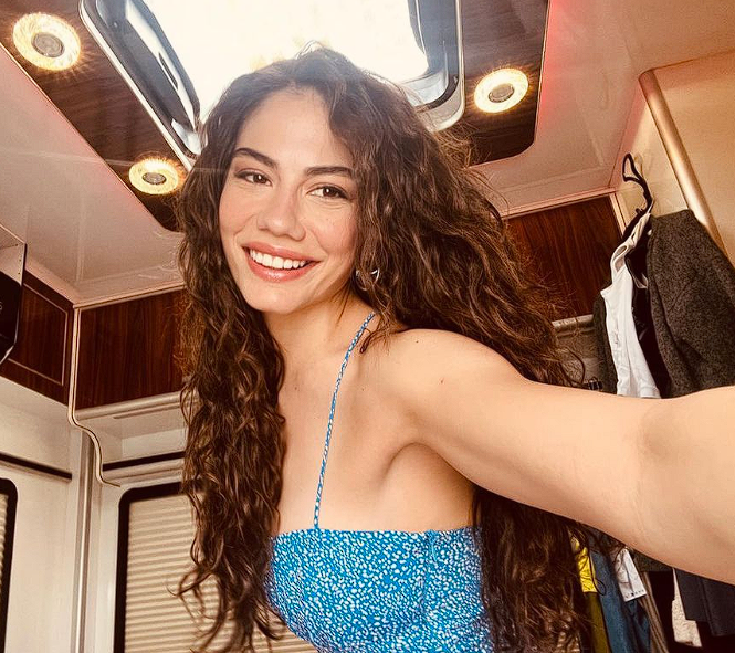 Demet Özdemir sınırları zorladı... Budapeşte pozları sosyal medyayı salladı: Elmas gibisin - Resim: 1