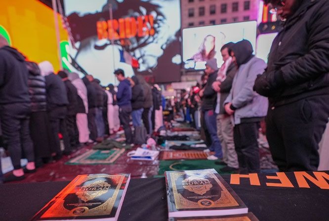 Ünlü Times Meydanı'nda iftar programı düzenlendi - Resim: 4