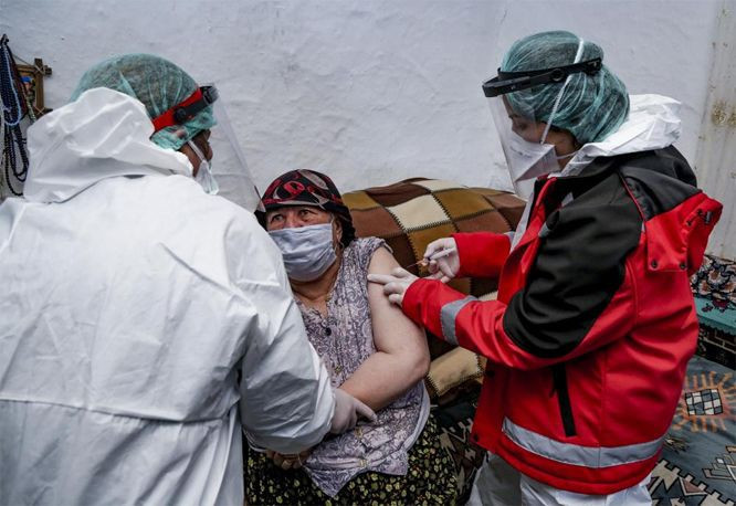 Covid-19 savaşçılarının yoğun kış şartlarında aşıyı ulaştırma serüveni! "Vurdunuz kırdınız geldiniz” - Resim: 3