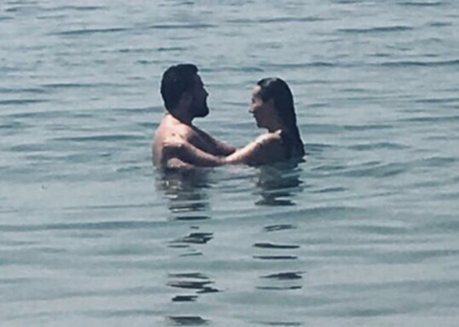Denizde aşka geldiler! Ünlü çift kamerala böyle yakalandı - Resim: 3