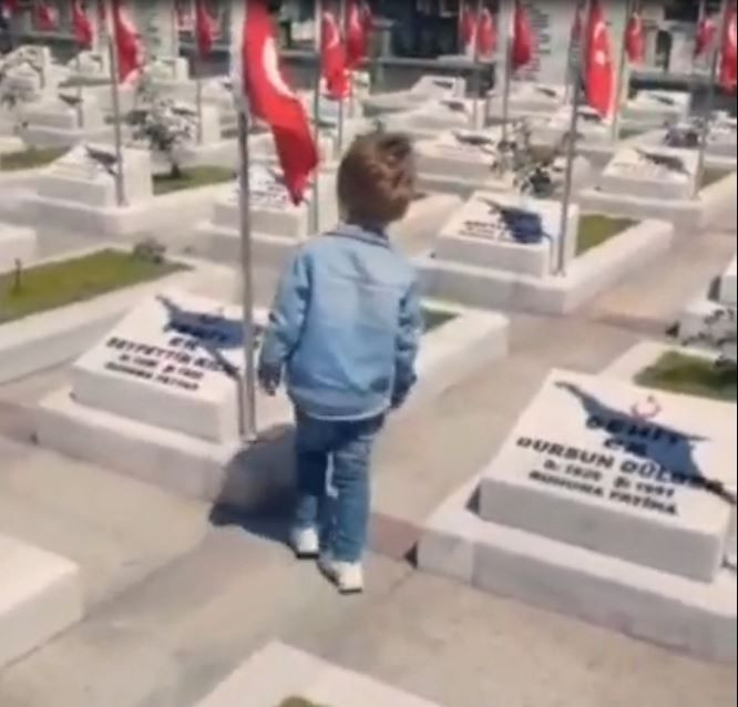 Minik İsmail'den duygulandıran şehitlik ziyareti - Resim: 3