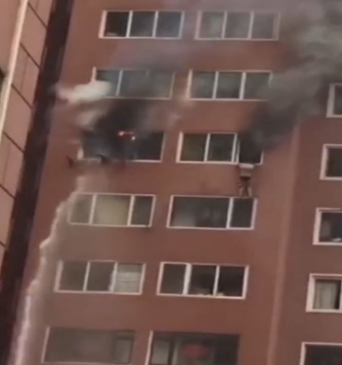 Çin'de evi yanan kadın pencere kenarında yardım çığlıkları attı - Resim: 1
