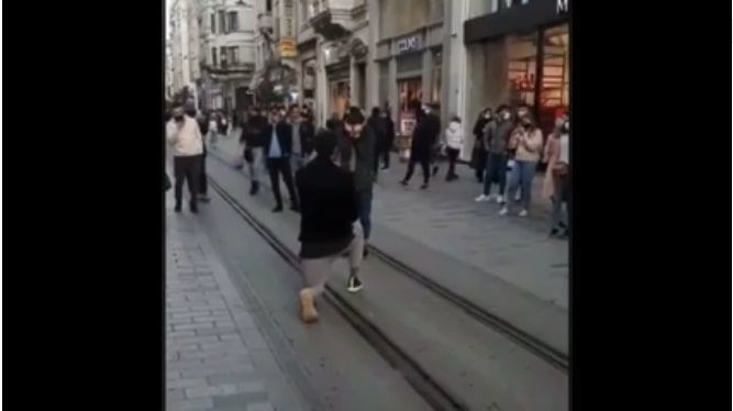 İstiklal'de Nisa Bölükbaşı'na Barış Murat Yağcı evlilik teklifi etti cevabı ise üzdü - Resim: 3