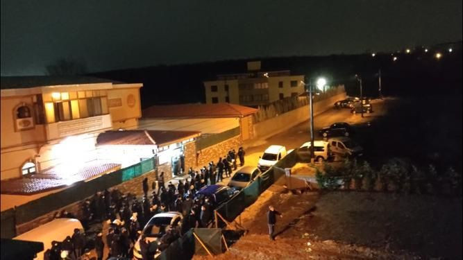 Cemaat liderinin cenazesi mezardan çıkarıldı müritler ile polis arasında arbede çıktı - Resim: 1