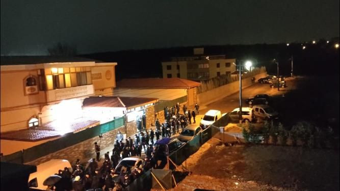 Cemaat liderinin cenazesi mezardan çıkarıldı müritler ile polis arasında arbede çıktı - Resim: 2