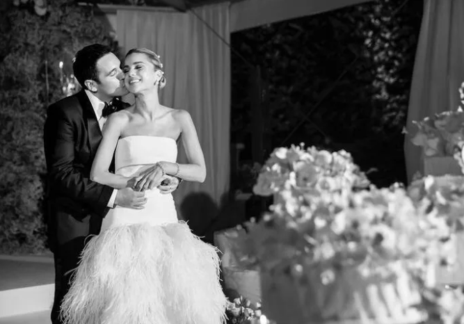 Hamilelik pozu kadar üzerindeki elbise de olay oldu! Hacı Sabancı ile Nazlı Sabancı'dan dikkat çeken fotoğraf - Resim: 1