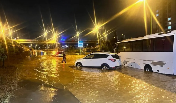 Bugün hava felaketi yaşatacak! Gök delinecek, çatılar uçacak il il uyarı geldi - Resim: 8
